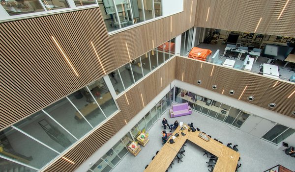 Optimisez vos chantiers modernes grâce au transport avec chariot